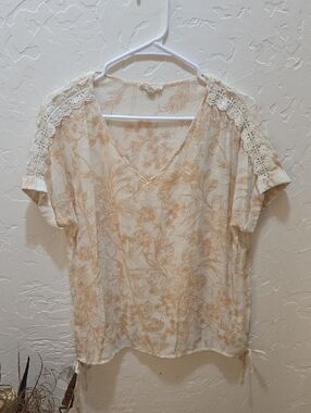 Como Blu Cream Floral V-Neck Short Sleeve Blouse with Lace Shoulder Detail